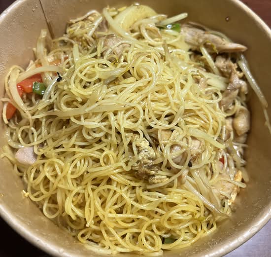R10. 星洲炒米粉 / Nouilles Singapore (poulet)/ Singapore Noodles